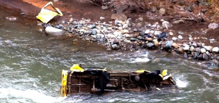 Tragedia en ruta cordillerana tras caída a un barranco de furgón con 5 pasajeros