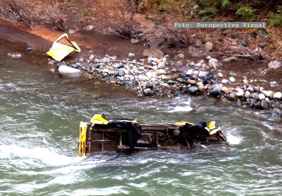 Furgón caído al cause del río Queuco