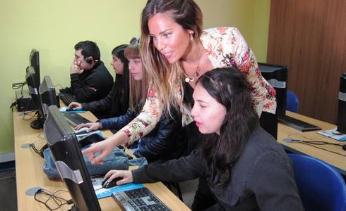 37% de jóvenes entre 18 a 29 años tiene deuda; INJUV y BBVA lanzan curso online de educación financiera