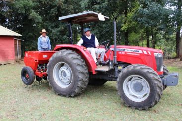 Comunidad de Ayin Mmapu recibe máquina sembradora aportada por ENDESA Chile