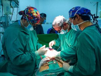 Cirujanos Vasculares del Hospital angelino realizan compleja reparación de aneurisma de la aorta abdominal